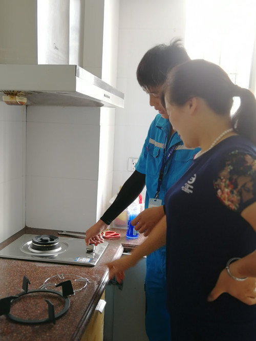 工作人怨佚对居民进行使用步骤解说_副本.jpg